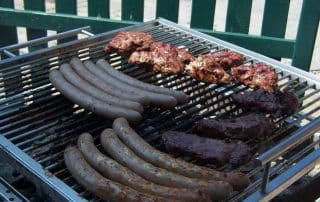 Nach der bestandenen Jagdscheinprüfung in der Jagdschule Lüdersburg in Niedersachsen wird gemeinsam gegrillt.